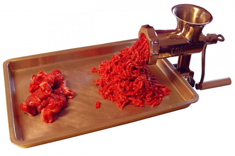 boucherie-DALUIS-min_meat_grinder_meat_mincer_kitchen_appliance_grinder_mincer_hamburger_food_preperation_butcher_shop_tool-1158997